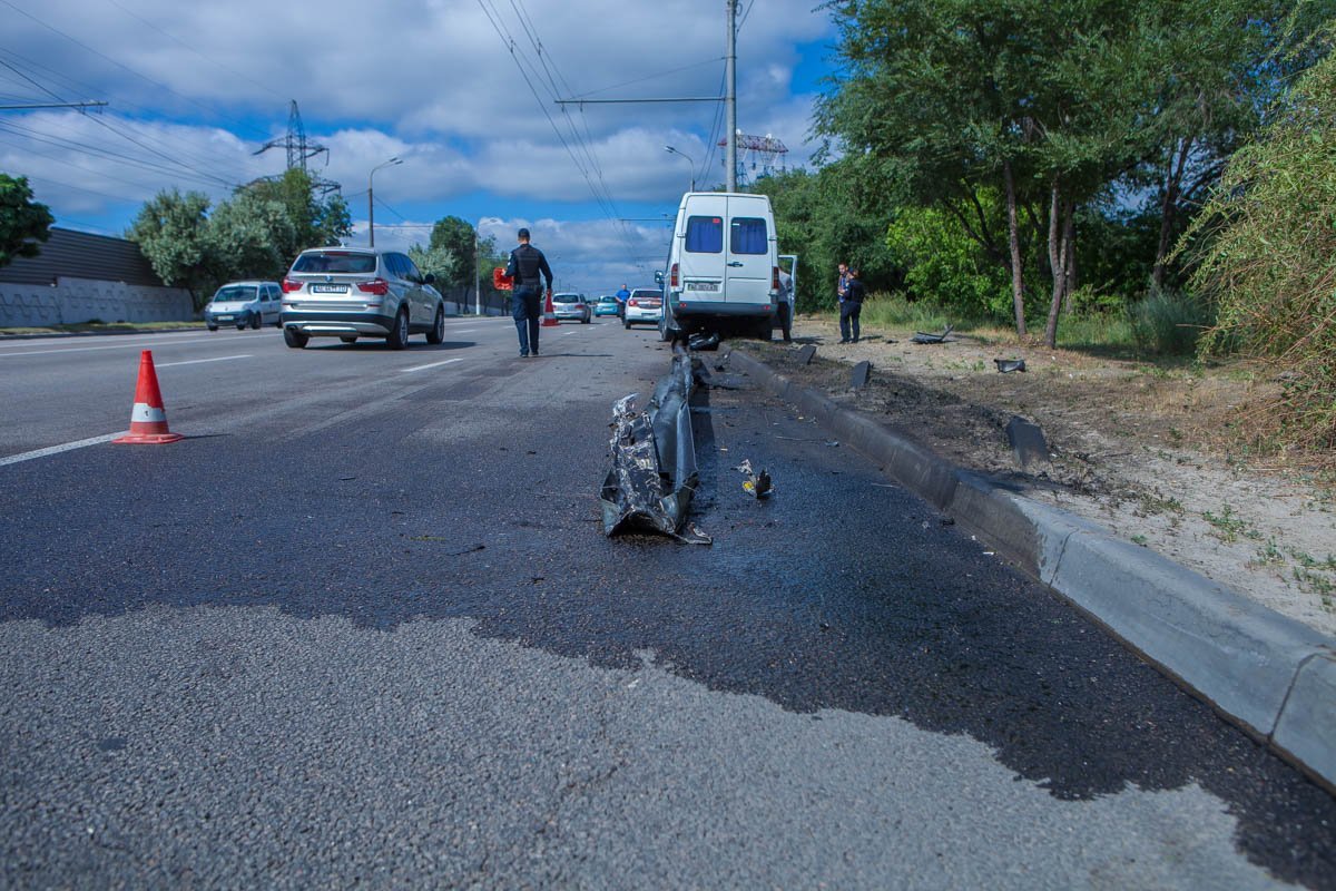 На проезжей части остались следы топлива 