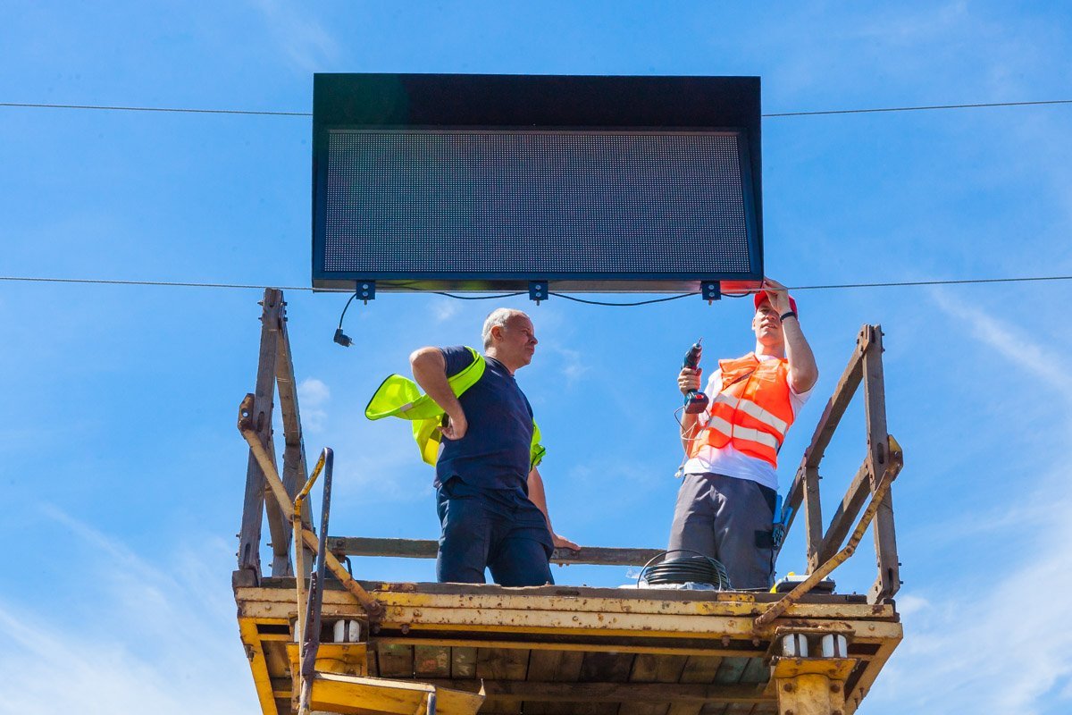 Инженер тоже принимает участие в монтаже Инженер тоже принимает участие в монтаже