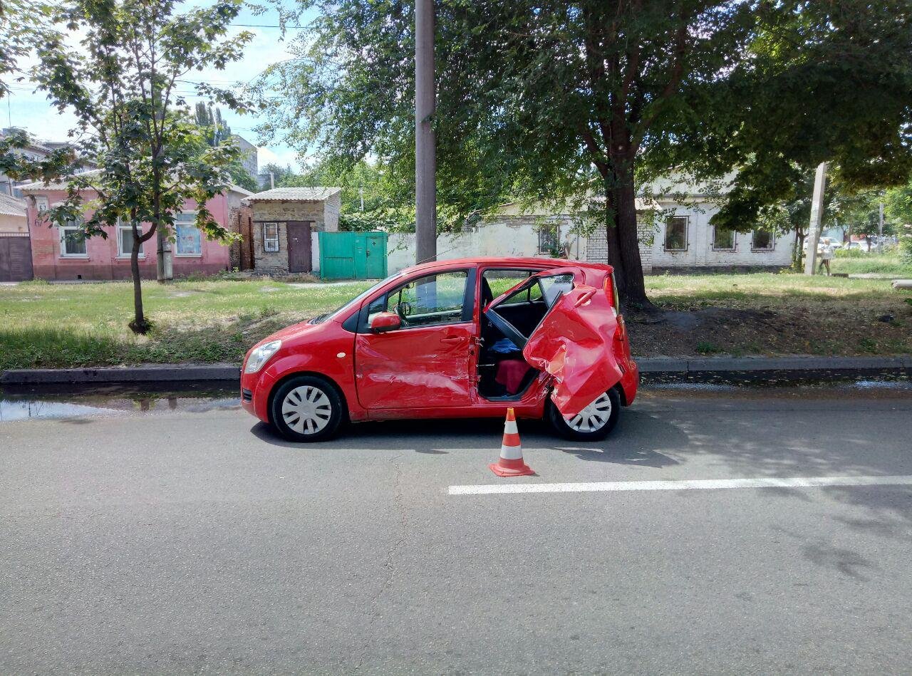 Удар пришелся на левую сторону авто