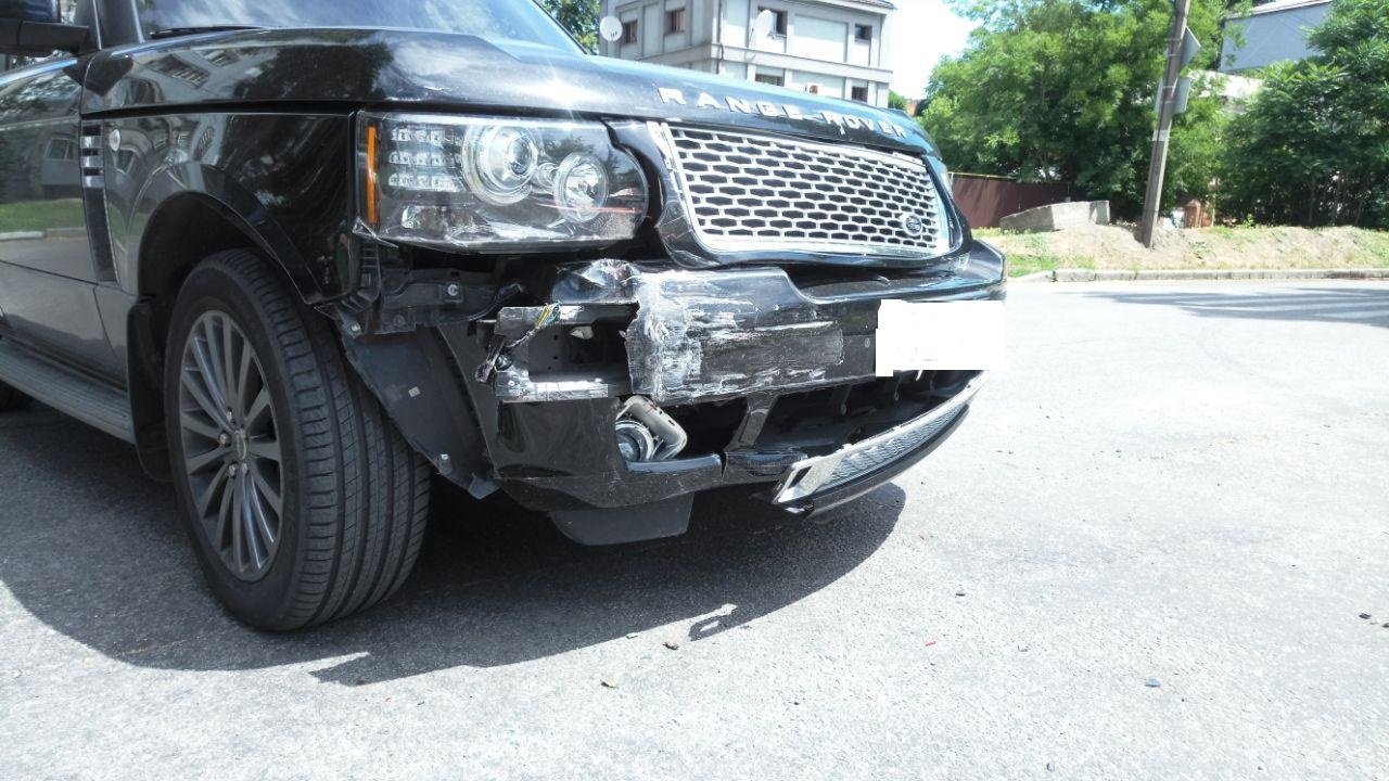 У Range Rover помят передний бампер