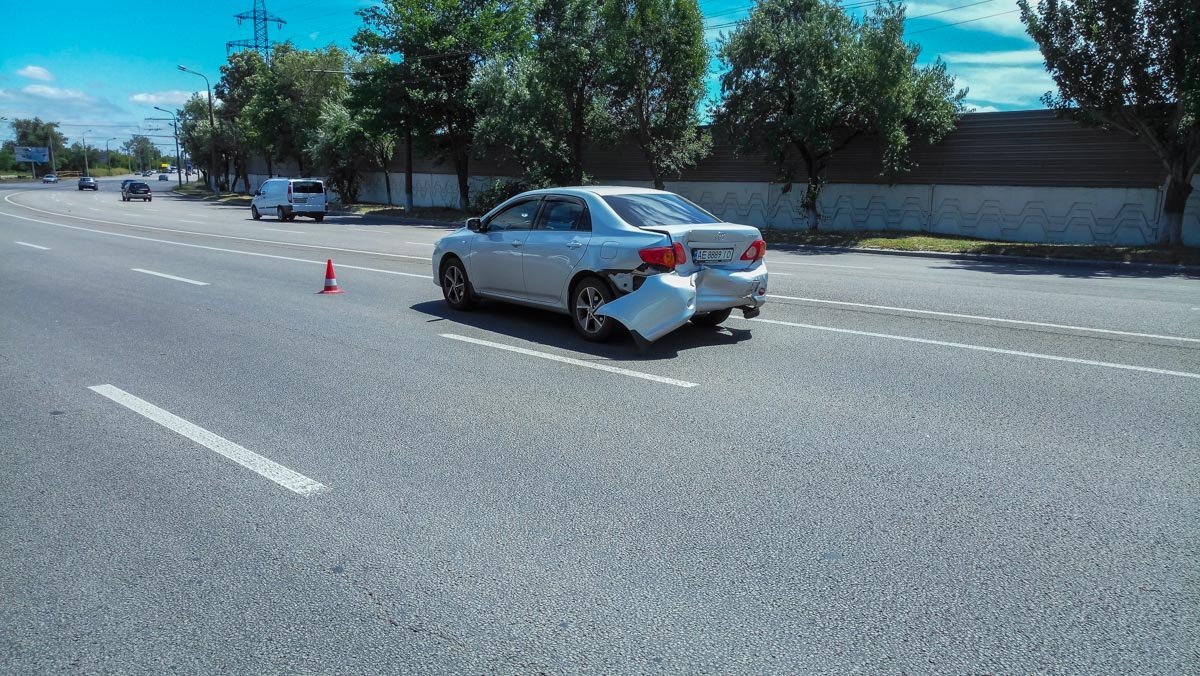 Toyota успел притормозить, но в него въехал Chevrolet Toyota успел притормозить, но в него въехал Chevrolet