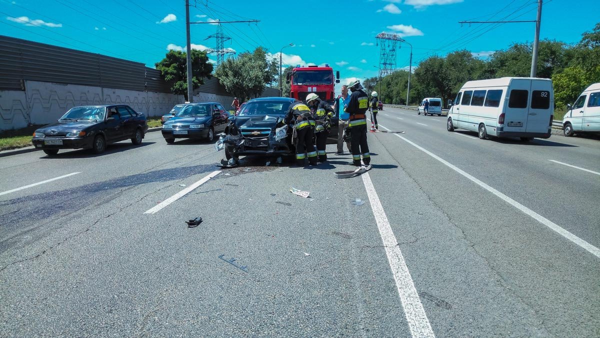 Сотрудники ГСЧС быстро приехали на место аварии Сотрудники ГСЧС быстро приехали на место аварии