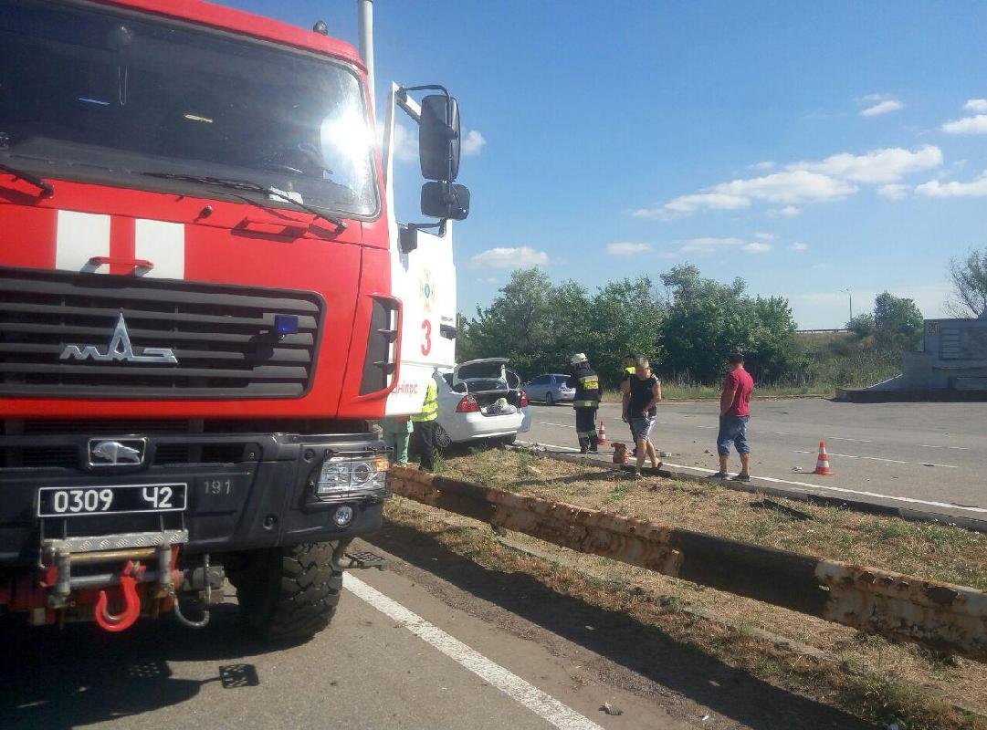 Тела пострадавших с помощью спецтехники из машины извлекают спасатели Тела пострадавших с помощью спецтехники из машины извлекают спасатели