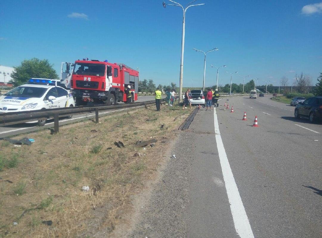 Автомобиль ехал по Полтавской трассе со стороны Каменского в сторону Днепра Автомобиль ехал по Полтавской трассе со стороны Каменского в сторону Днепра