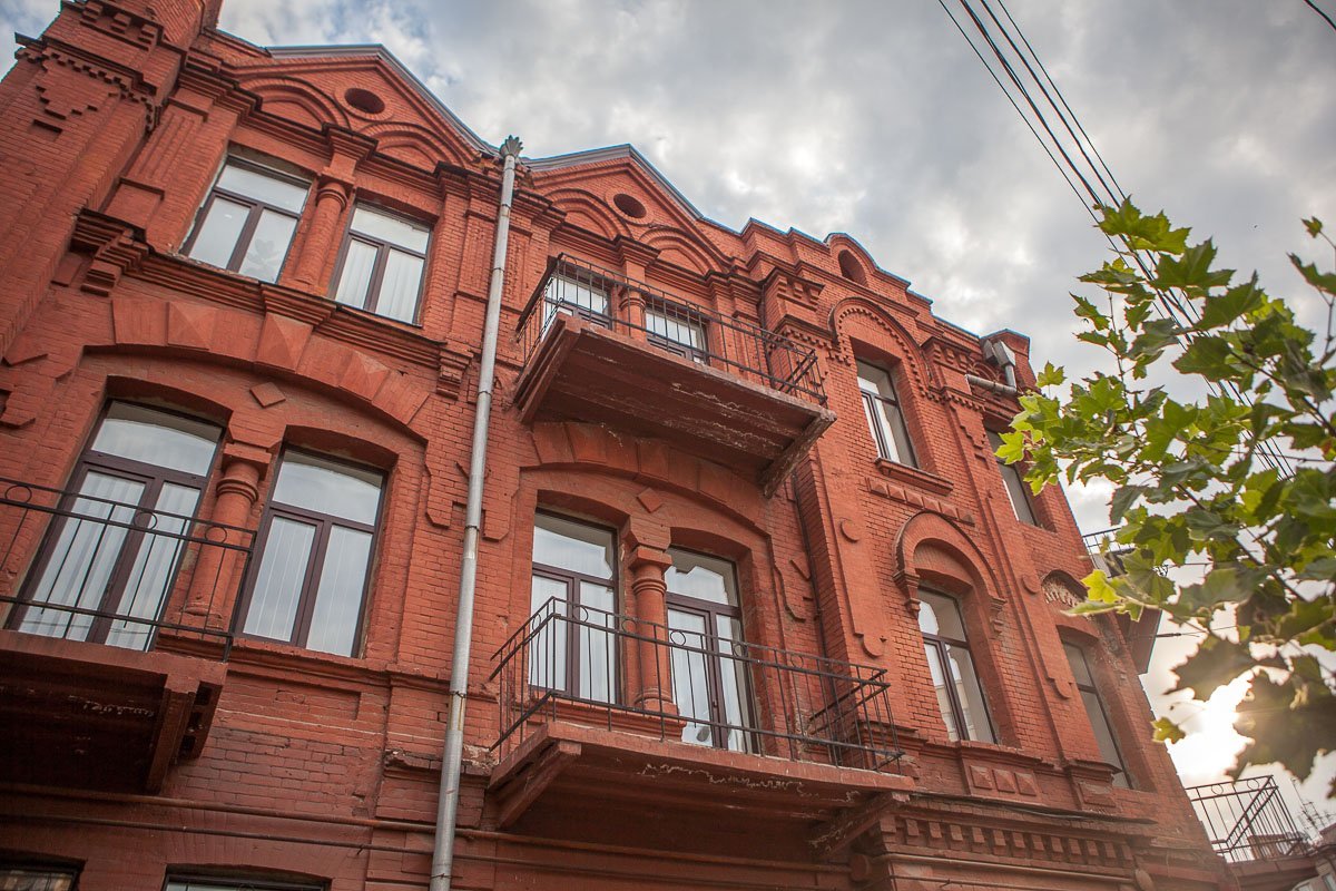 История этой усадьбы началась еще в XVIII веке, однако историкам не удалось отыскать какие-либо сведения о ее жизни до 1885-го