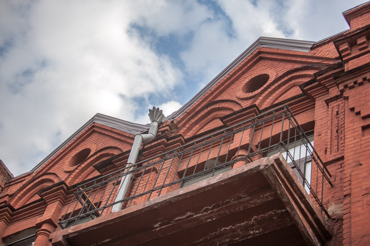 В 1892-м году по проекту городского архитектора Фердинанда Гагена в усадьбе построили новый трехэтажный корпус доходного дома