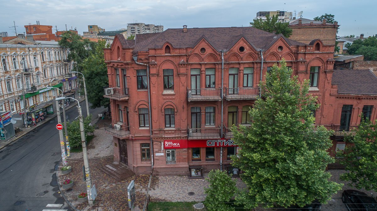 Гостиница была рассчитан на 19 номеров, там находились два общих салона и ресторан с отдельными кабинетами