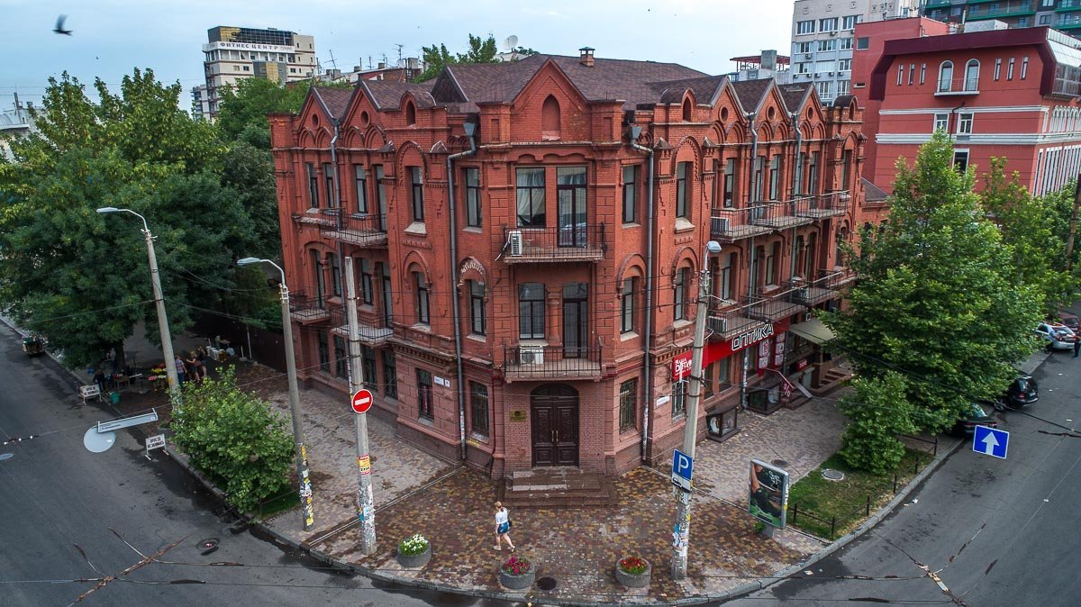 Сейчас это единственное здание, на котором не установили табличку