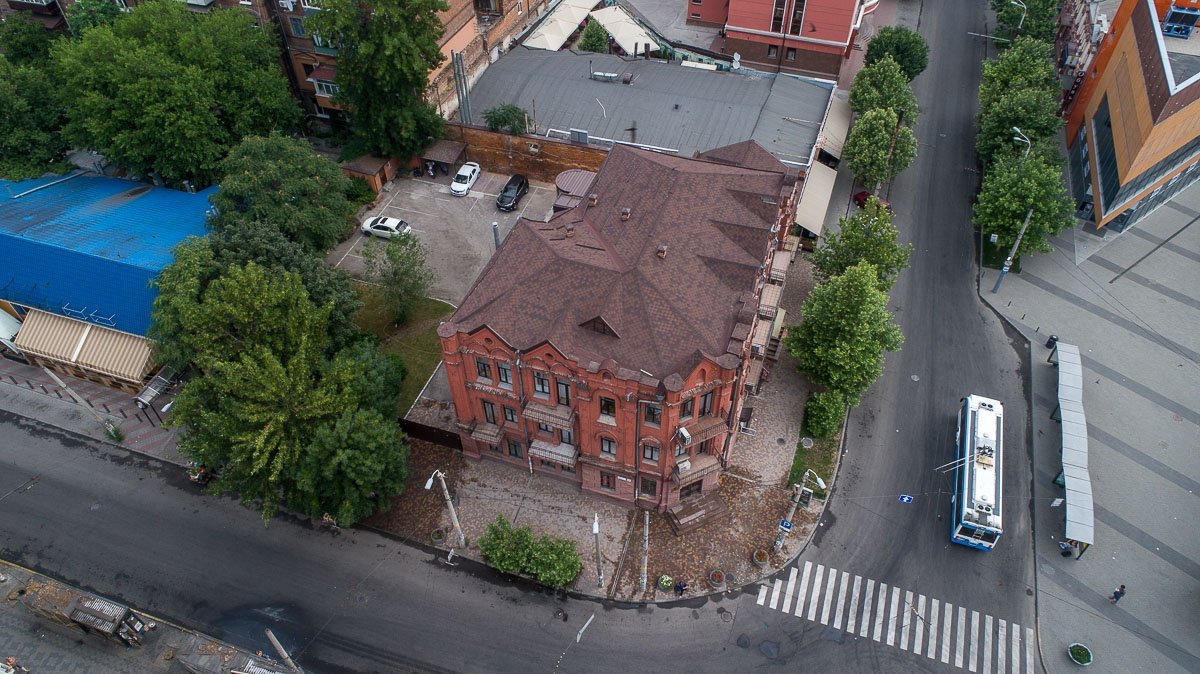 На первом этаже дома располагаются магазины, оптика и адвокатская контора, верхние этажи занимают жилые дома