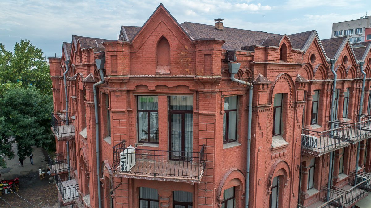 Здание находится в самом центре города