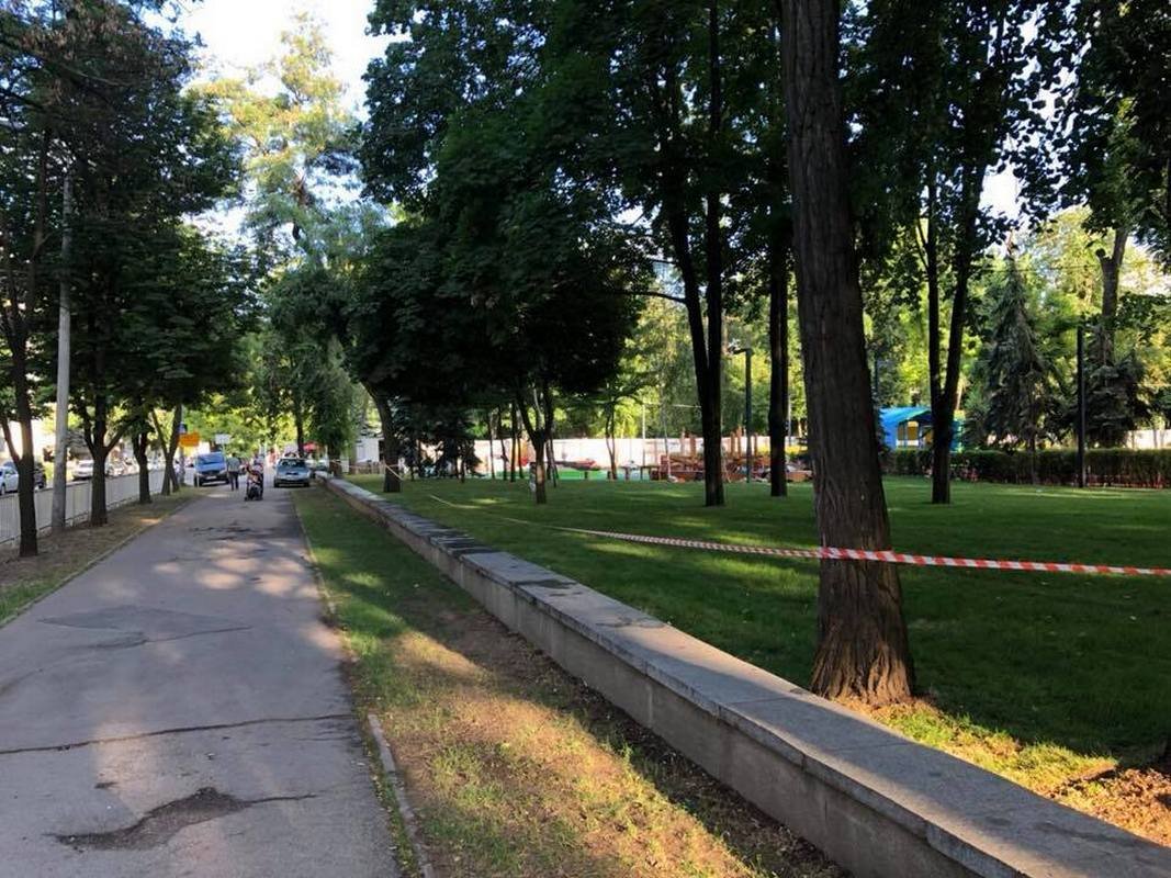 Вокруг парка уже начали снимать забор