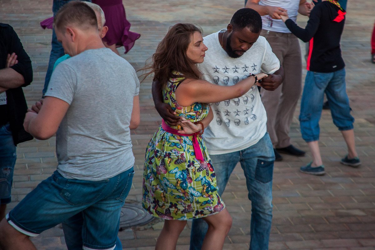 Зажигательные танцы на набережной Зажигательные танцы на набережной