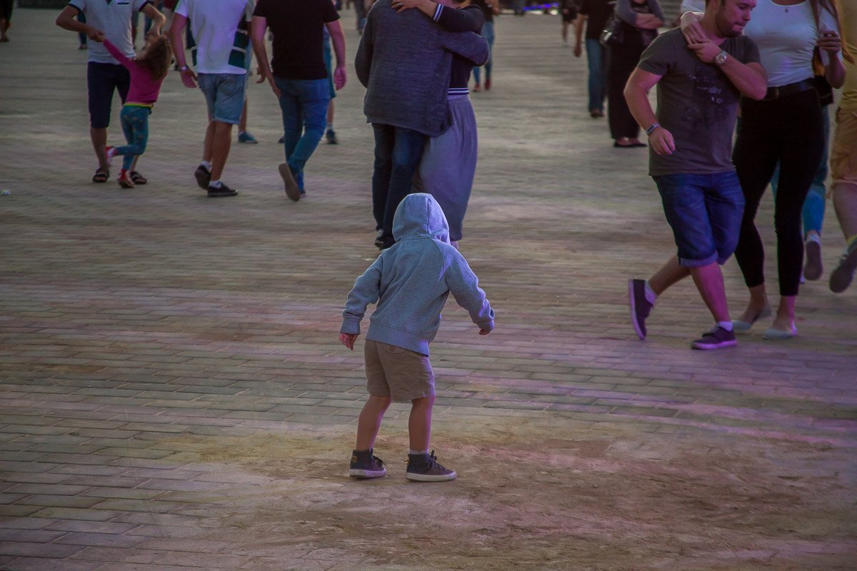На набережной танцевали горожане разных возрастов На набережной танцевали горожане разных возрастов