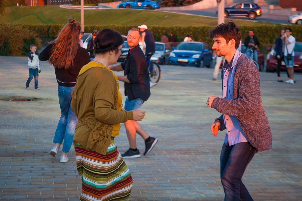 В основе социальных танцев лежит смена партнера В основе социальных танцев лежит смена партнера