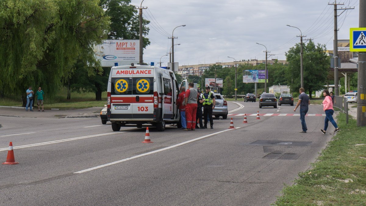 Водитель Skoda осмотрели медики Водитель Skoda осмотрели медики
