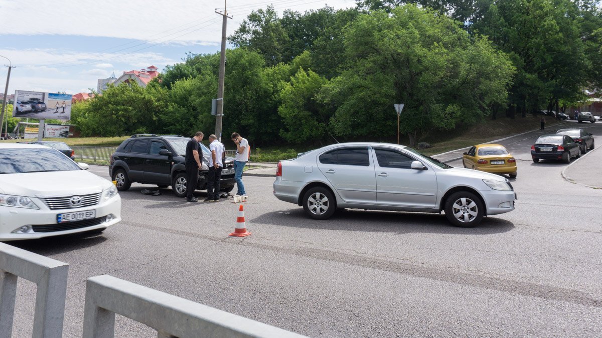 Водитель Skoda резко затормозил у пешеходного перехода, чтобы пропустить людей Водитель Skoda резко затормозил у пешеходного перехода, чтобы пропустить людей
