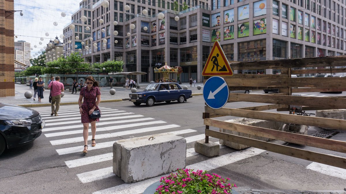 Участки дороги и тротуара, на которых будут проводится работы, уже оградили Участки дороги и тротуара, на которых будут проводится работы, уже оградили