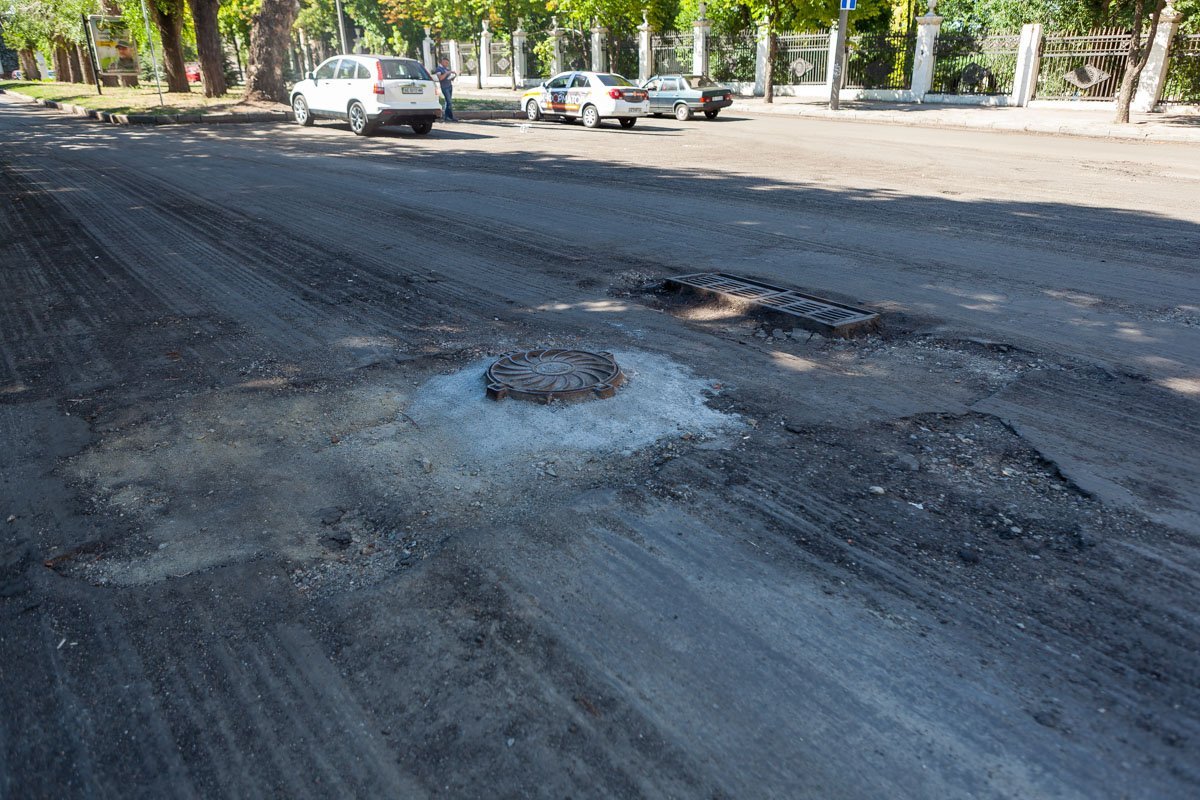 На одной стороне коммунальщики срезали разрушенный слой асфальта На одной стороне коммунальщики срезали разрушенный слой асфальта