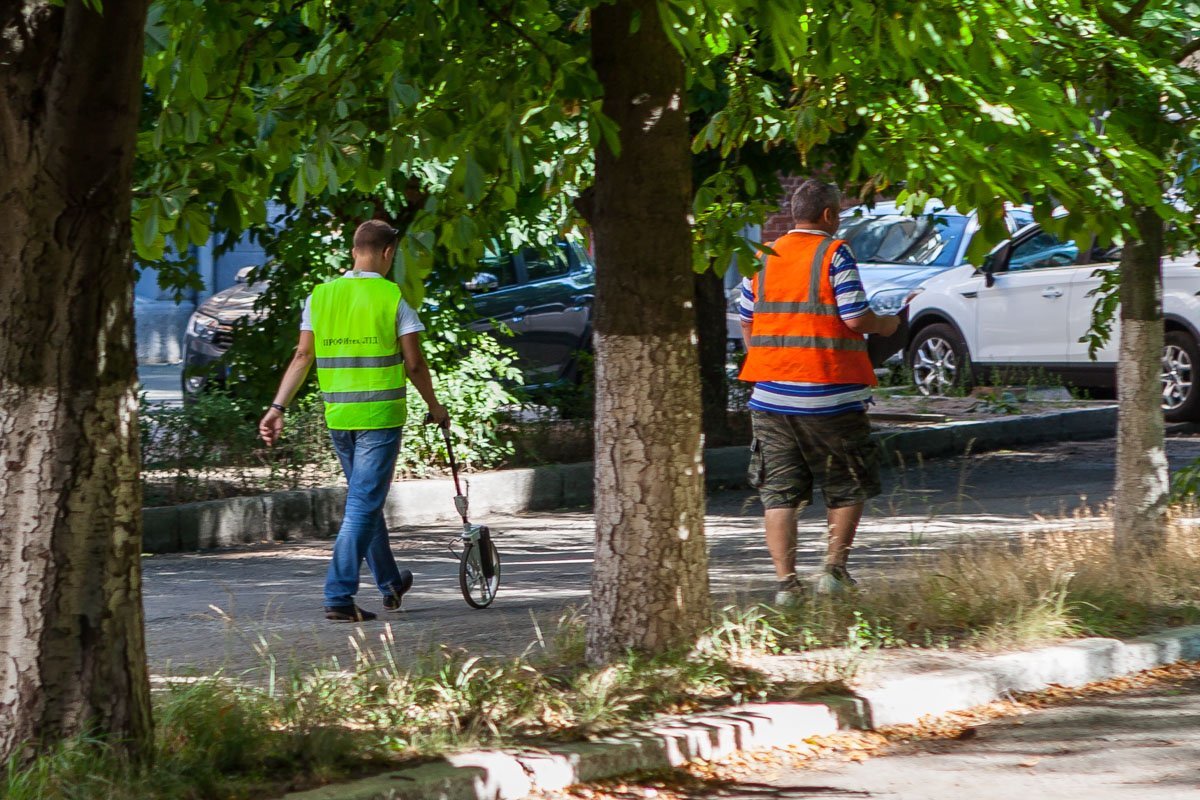 Рабочие проводят необходимые замеры для дальнейшей работы Рабочие проводят необходимые замеры для дальнейшей работы
