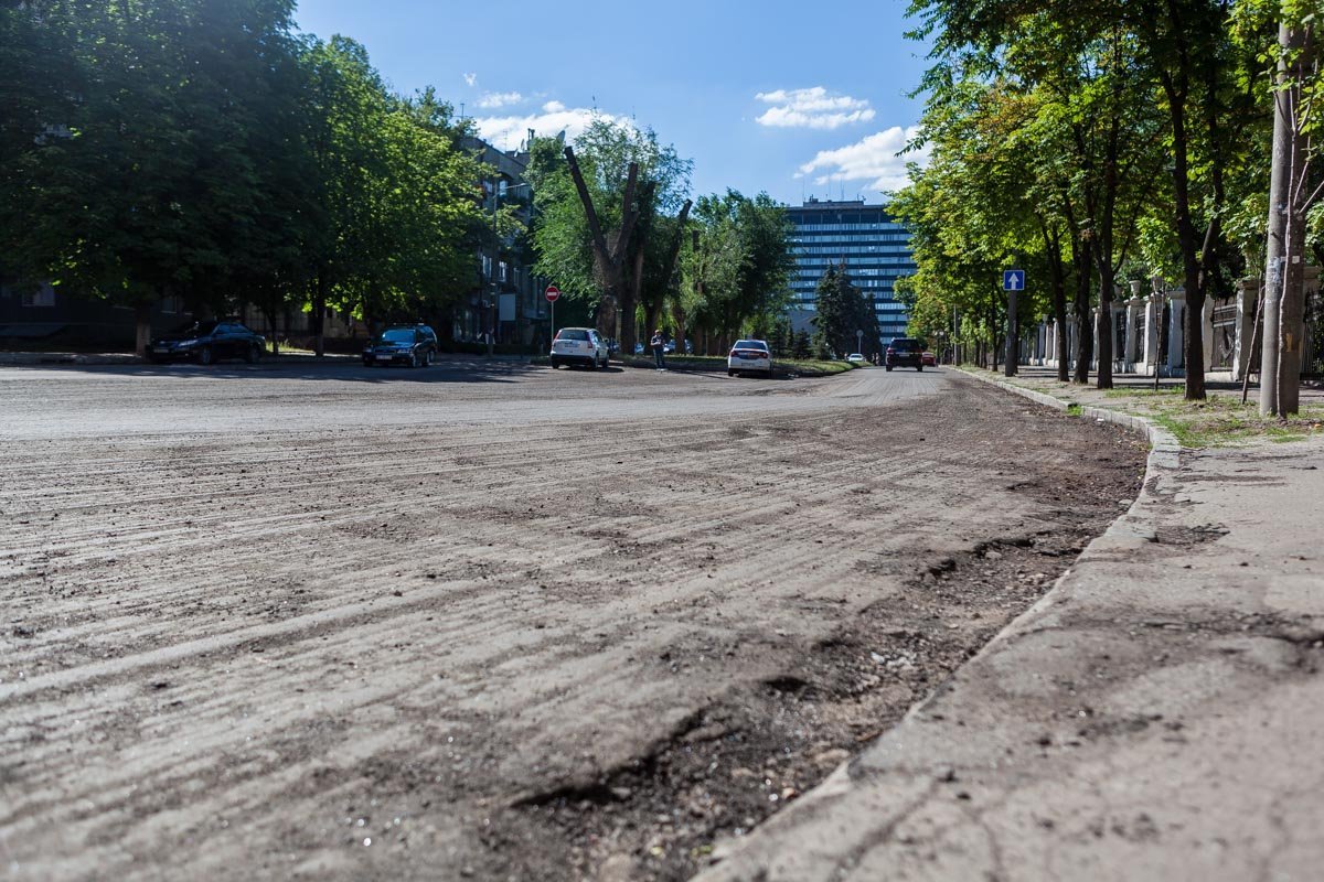 Несмотря на то, что ремонт идет, проезжую часть не перекрыли Несмотря на то, что ремонт идет, проезжую часть не перекрыли