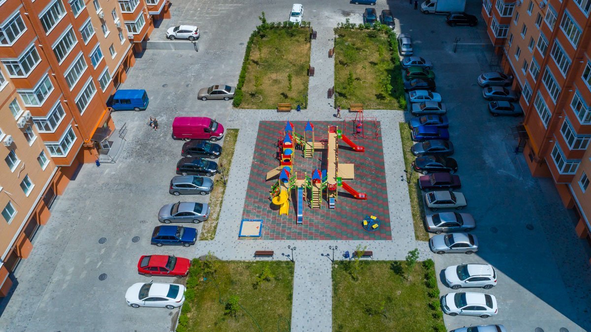 В центре двора комплекса - детская площадка