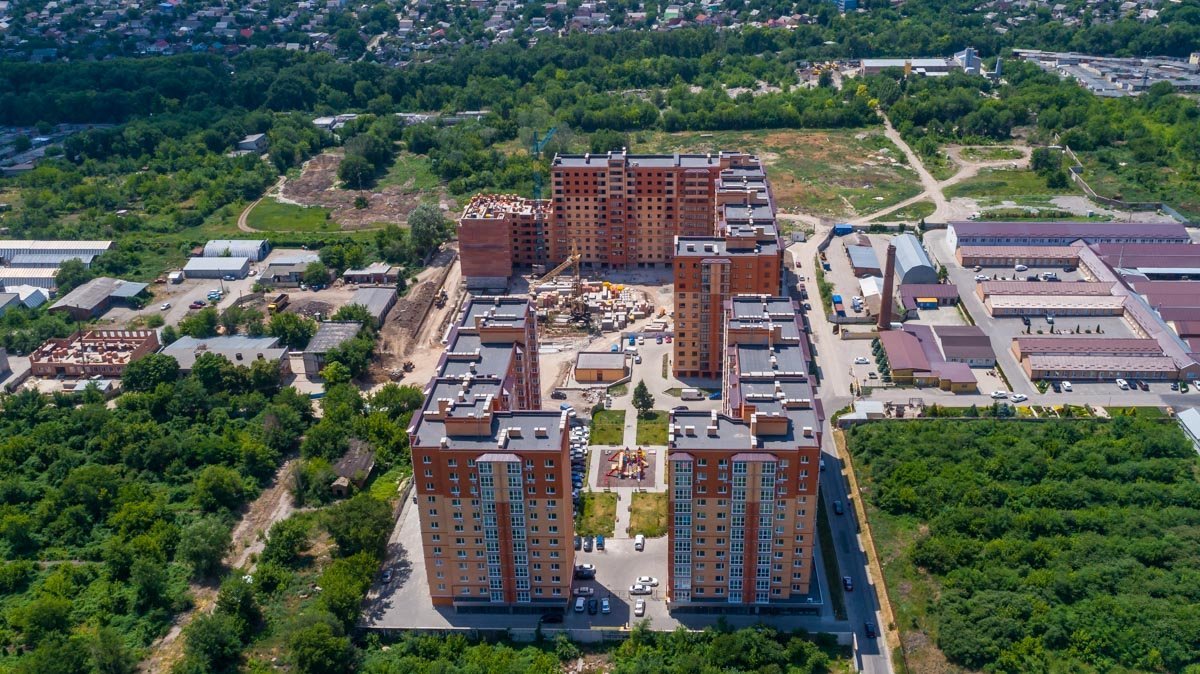 Вокруг комплекса - зеленая зона