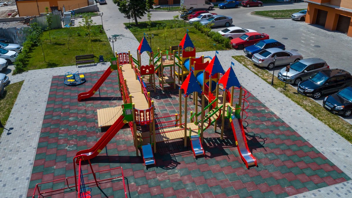 Для самых маленьких жителей комплекса установили детскую площадку