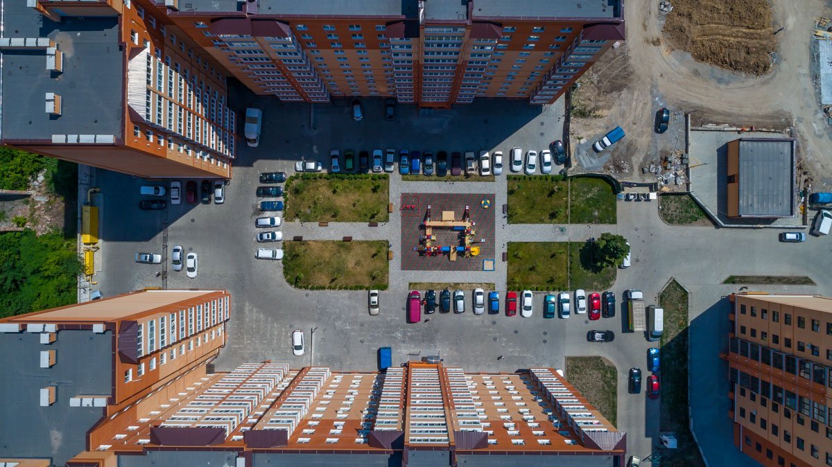 Двор жилого комплекса с высоты птичьего полета