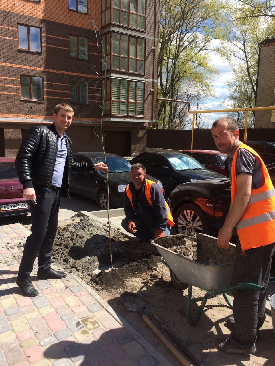 К услугам жильцов комплекса - садовники, каменщики и многие другие специалисты