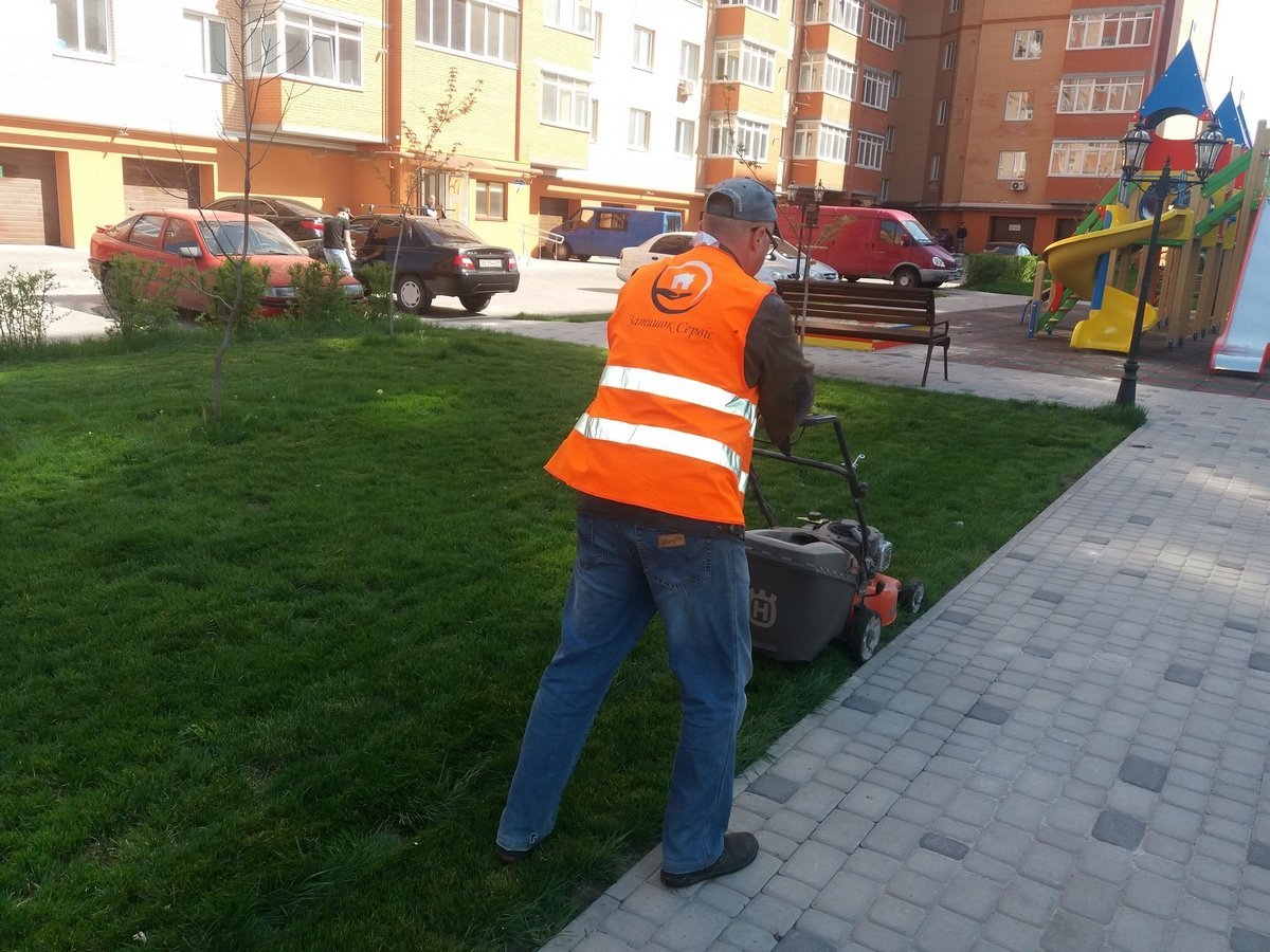 Газоны приводят в порядок специальными машинками