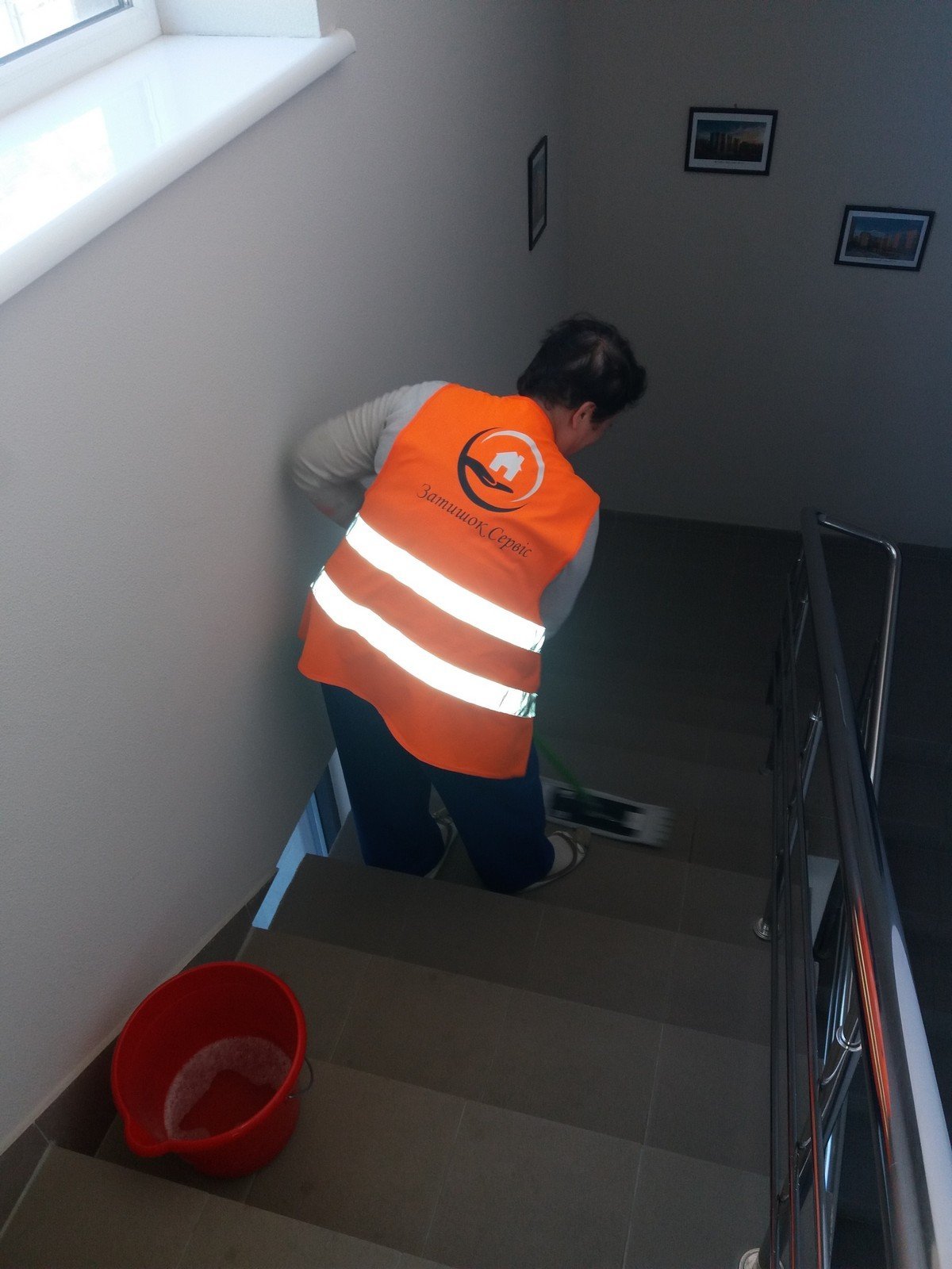 Сотрудники клинингового отдела поддерживают чистоту в помещении