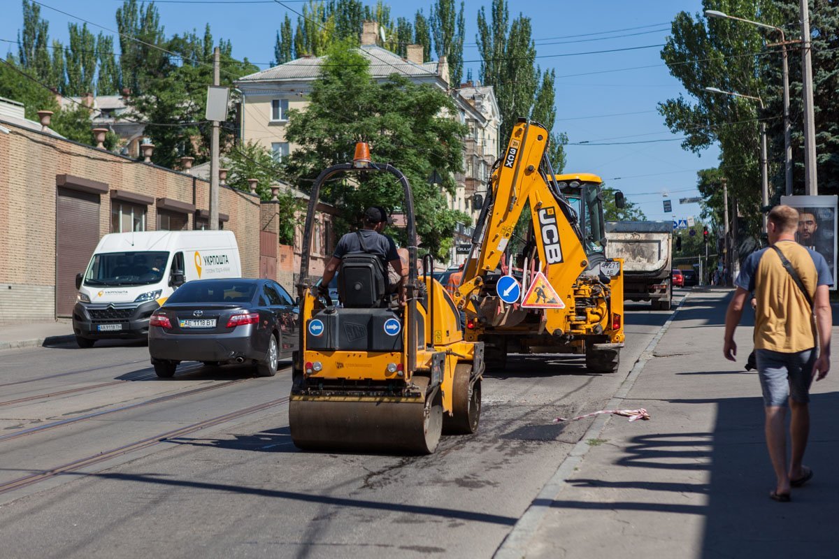 Коммунальная техника "оккупировала" улицу Чернышевского Коммунальная техника "оккупировала" улицу Чернышевского