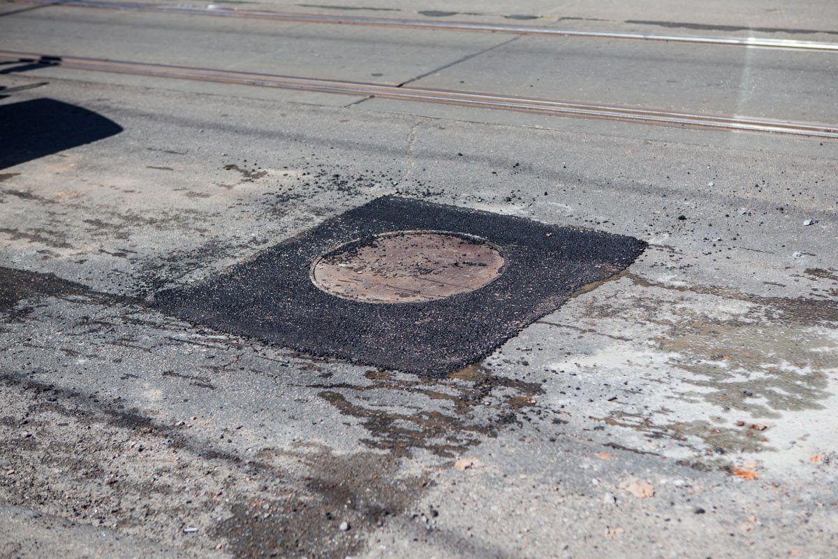 Работники вернули просевший люк к жизни Работники вернули просевший люк к жизни