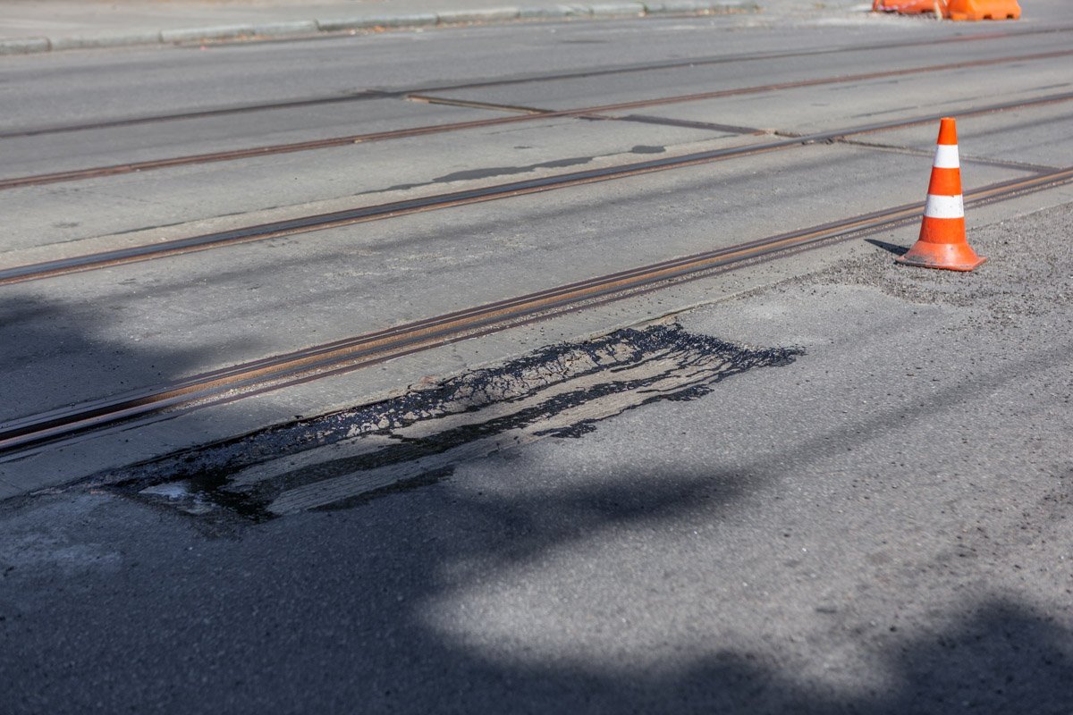 Коммунальщики убрали неприятные "сюрпризы" вдоль трамвайных путей Коммунальщики убрали неприятные "сюрпризы" вдоль трамвайных путей