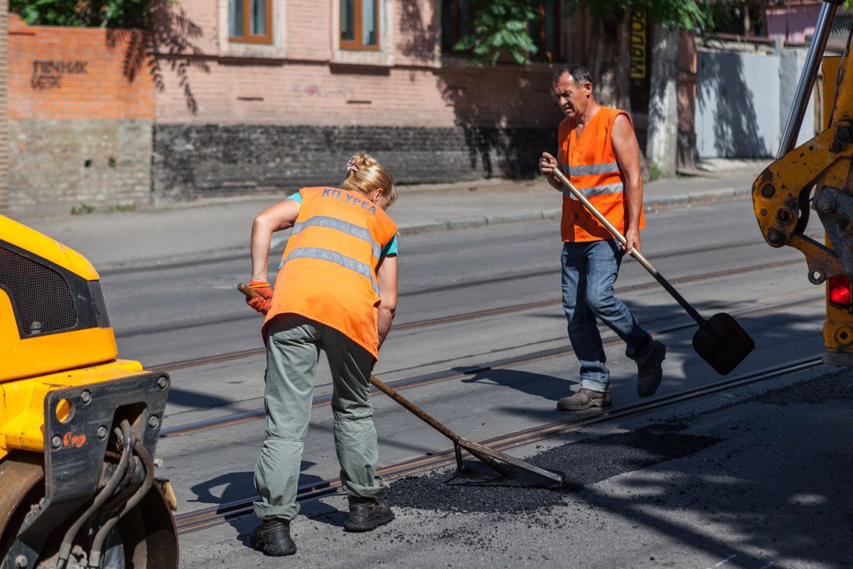 Латочный ремонт здесь крайне необходим, поскольку дорога находится под постоянным прессингом автомобилей Латочный ремонт здесь крайне необходим, поскольку дорога находится под постоянным прессингом автомобилей