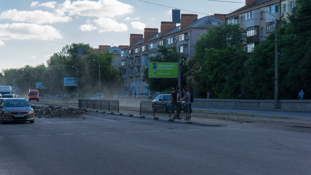 Строительный мусор занял две проезжие полосы Строительный мусор занял две проезжие полосы