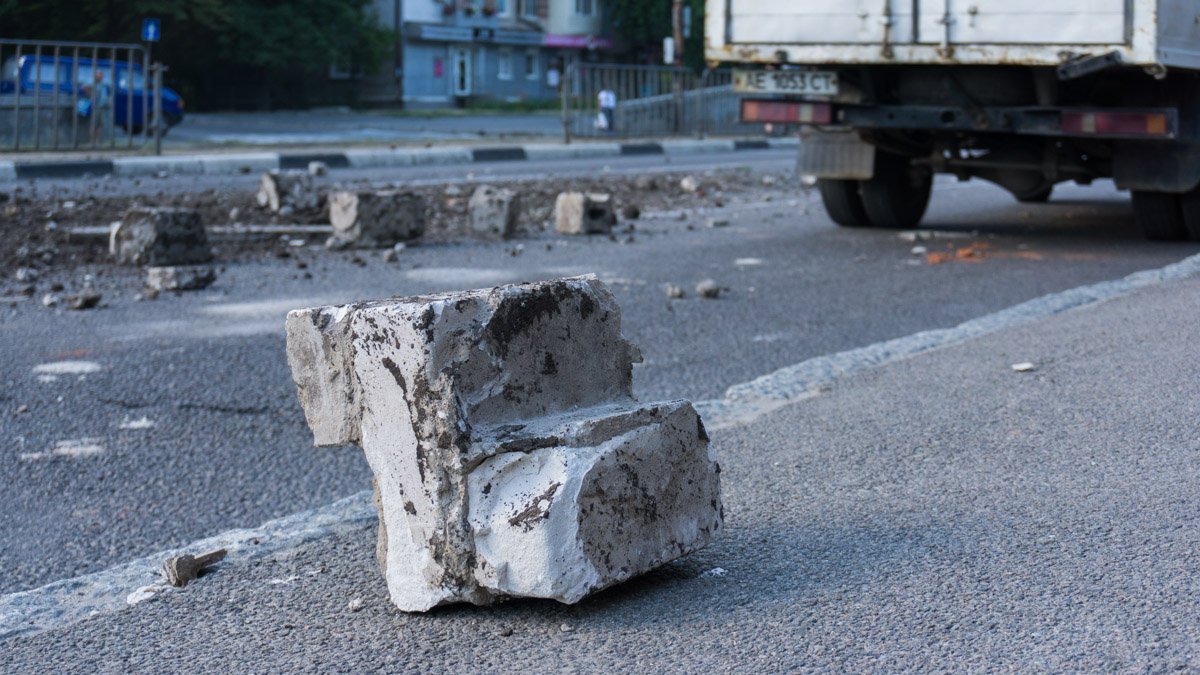 Крупные камни лежали на проезжей части Крупные камни лежали на проезжей части
