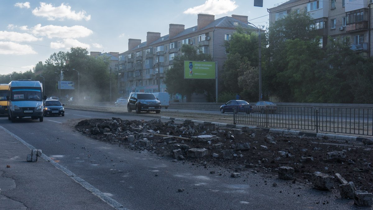 Некоторые водители, сокращая путь, ехали по трамвайным путям Некоторые водители, сокращая путь, ехали по трамвайным путям