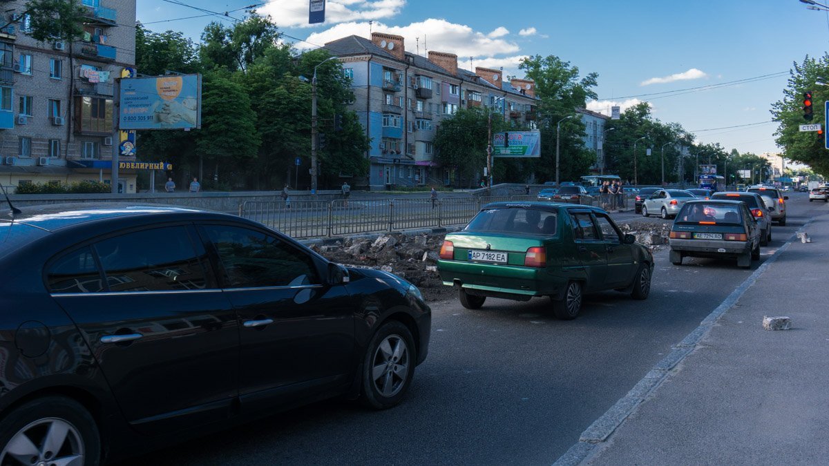 В тянучке застряли не только легковые автомобили, но и спецтранспорт В тянучке застряли не только легковые автомобили, но и спецтранспорт