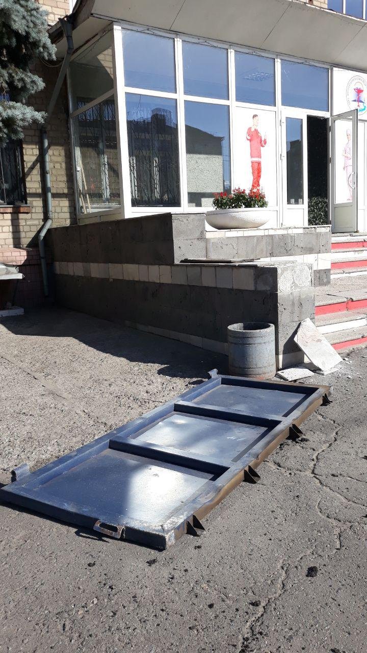 Грузовик "потерял" часть кузова у входа в колледж Грузовик "потерял" часть кузова у входа в колледж