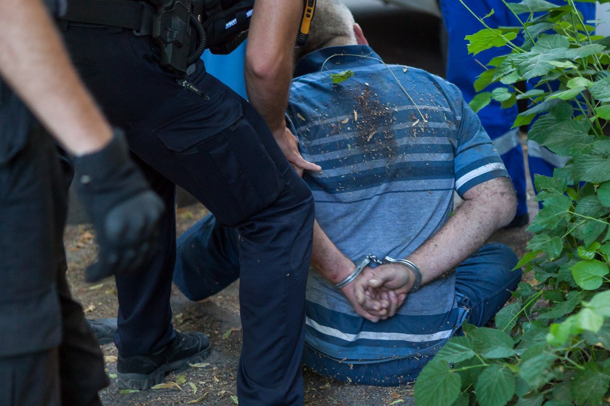 Патрульные были вынуждены заковать мужчину в наручники Патрульные были вынуждены заковать мужчину в наручники