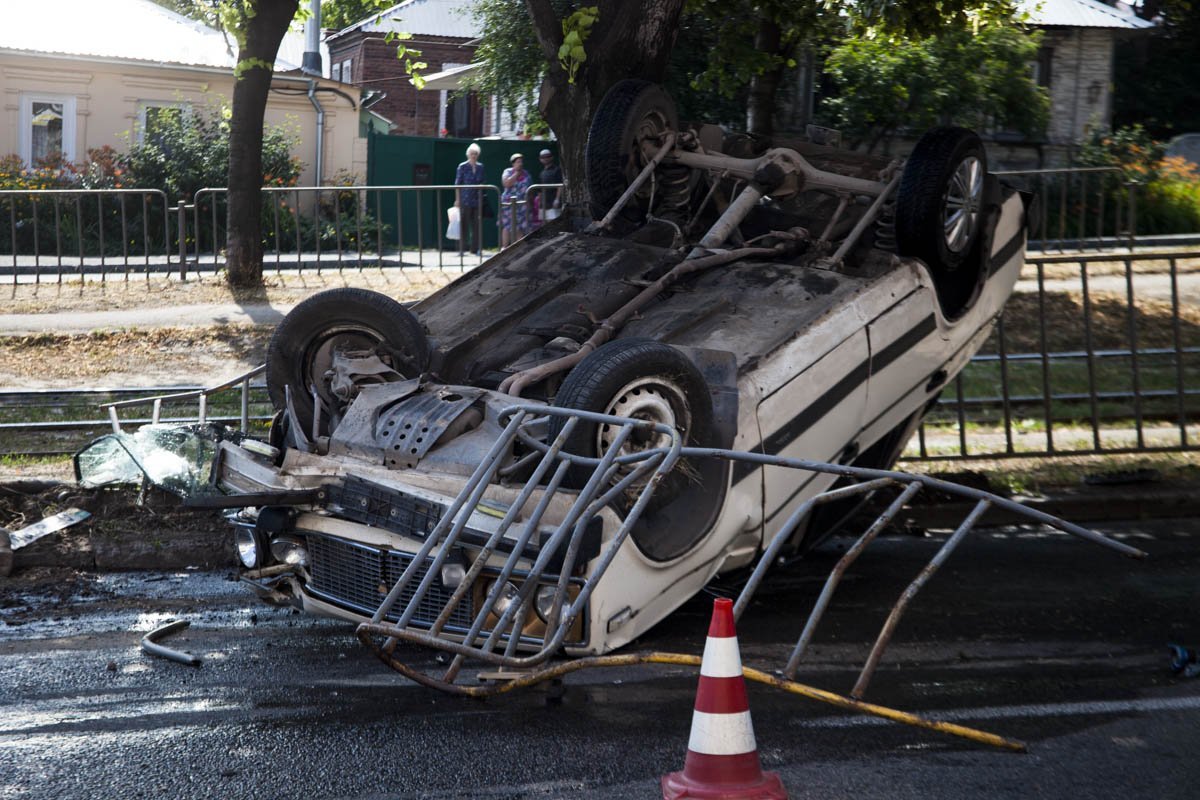 ВАЗ влетел в ограждение, после чего перевернулся