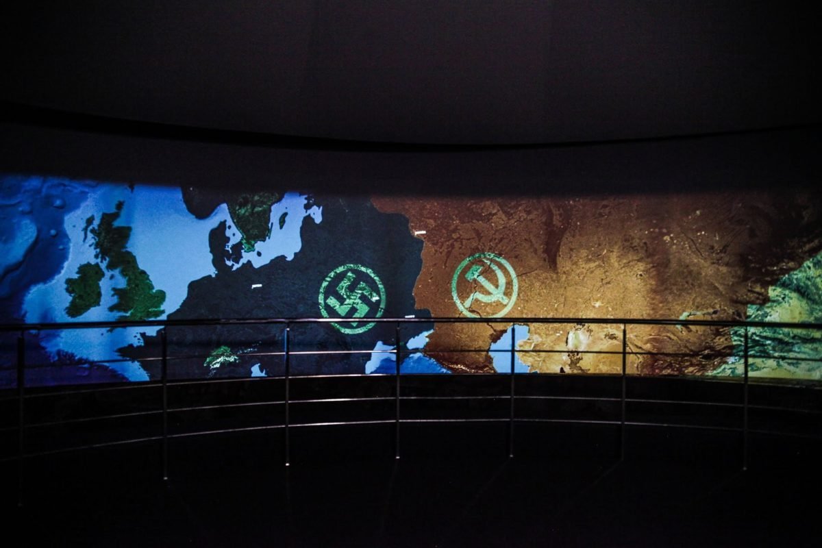 Фильм рассказывает о Днепре как о месте, которое стало эпицентром столкновения двух тоталитарных сил - Германии и СССР