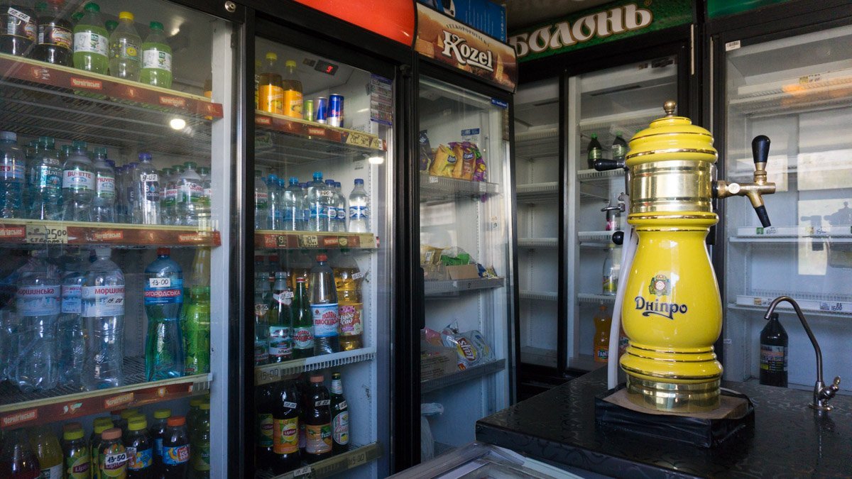 Внутри киоска стояло несколько полупустых холодильников