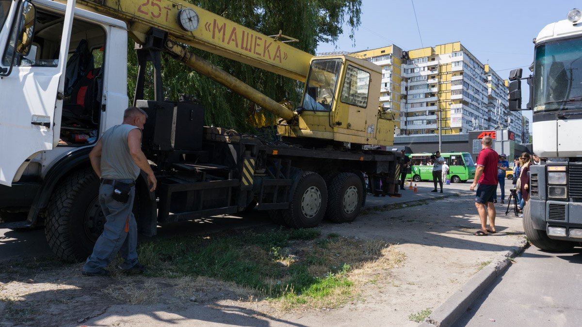Лоток, оборудование и продукцию доставят на штраф-площадку
