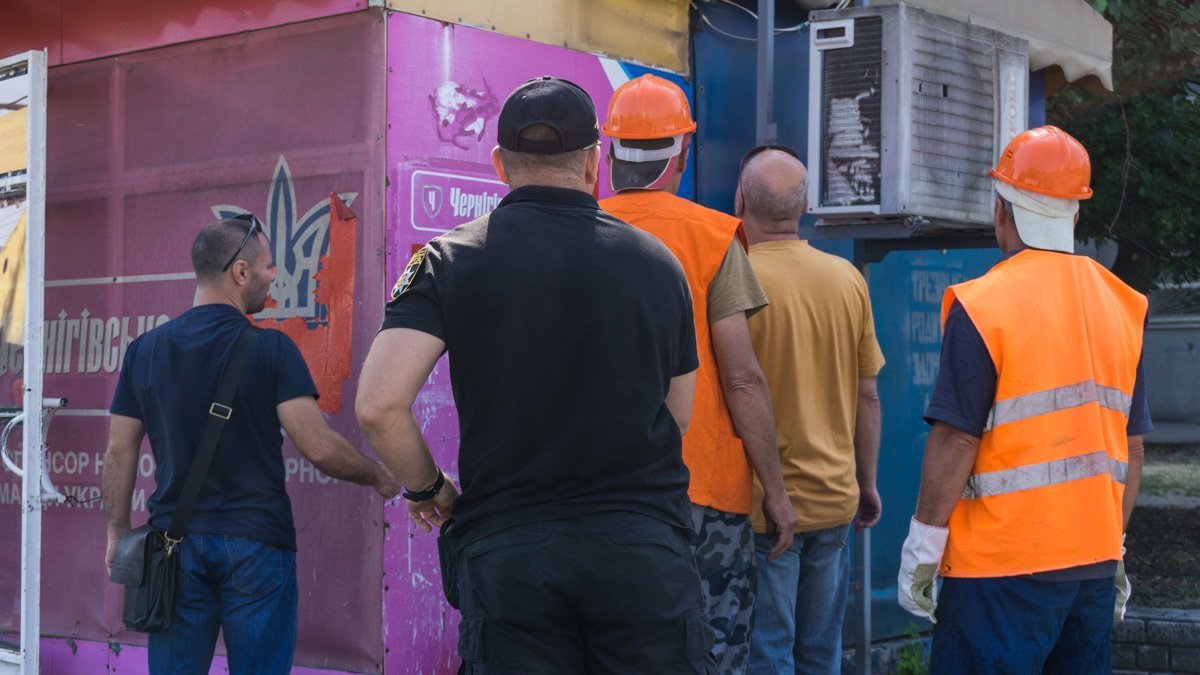 В небольшом киоске, напоминающем палатку, действительно отсутствовали условия для торговли