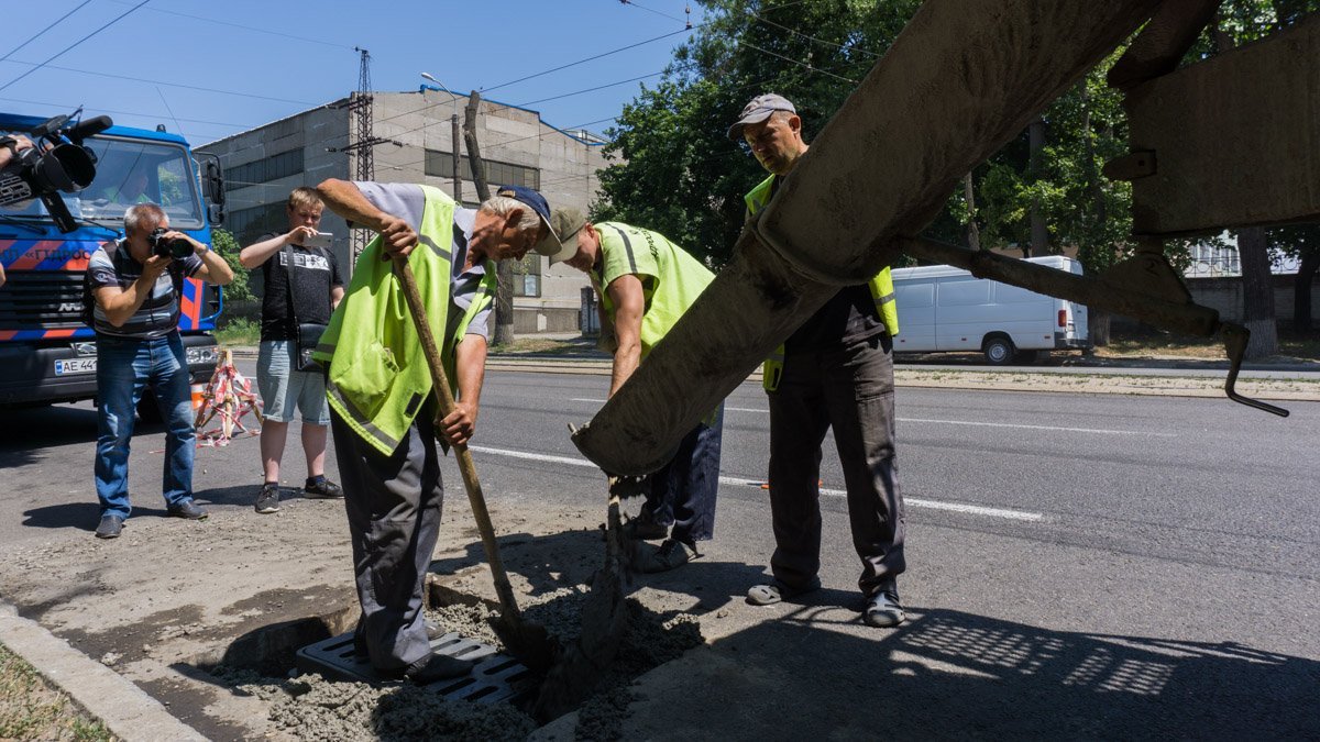 Рабочие полностью меняют дождеприемник и заново бетонируют Рабочие полностью меняют дождеприемник и заново бетонируют
