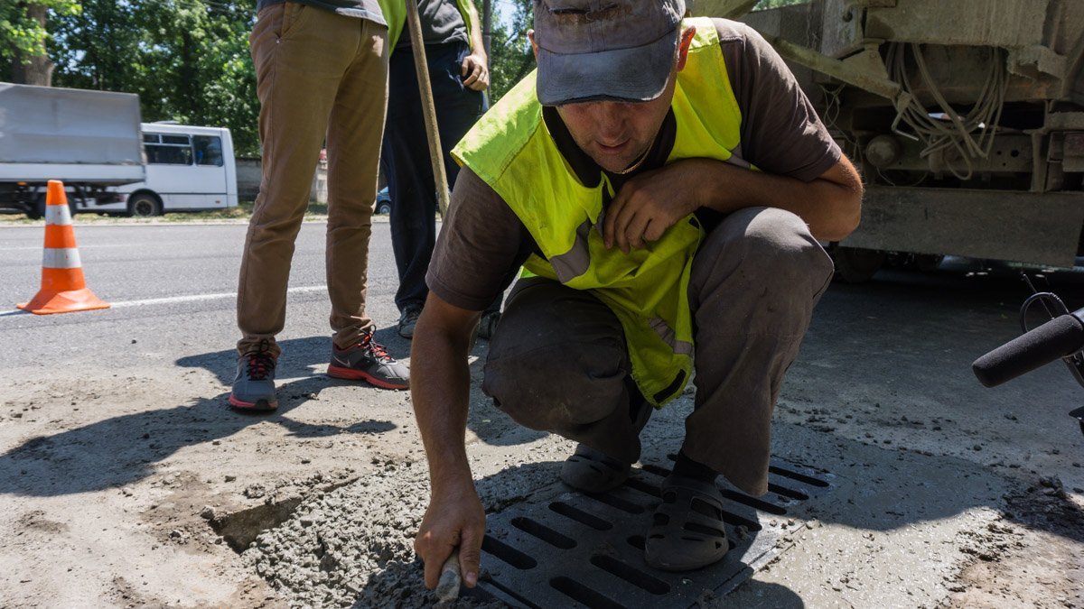 Бетон укладывают точь-в-точь под уровень асфальта Бетон укладывают точь-в-точь под уровень асфальта