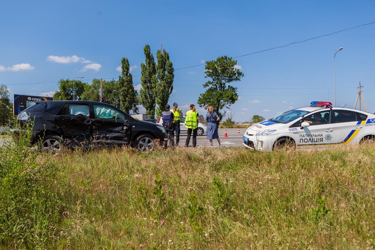 На месте происшествия работают два патрульных экипажа