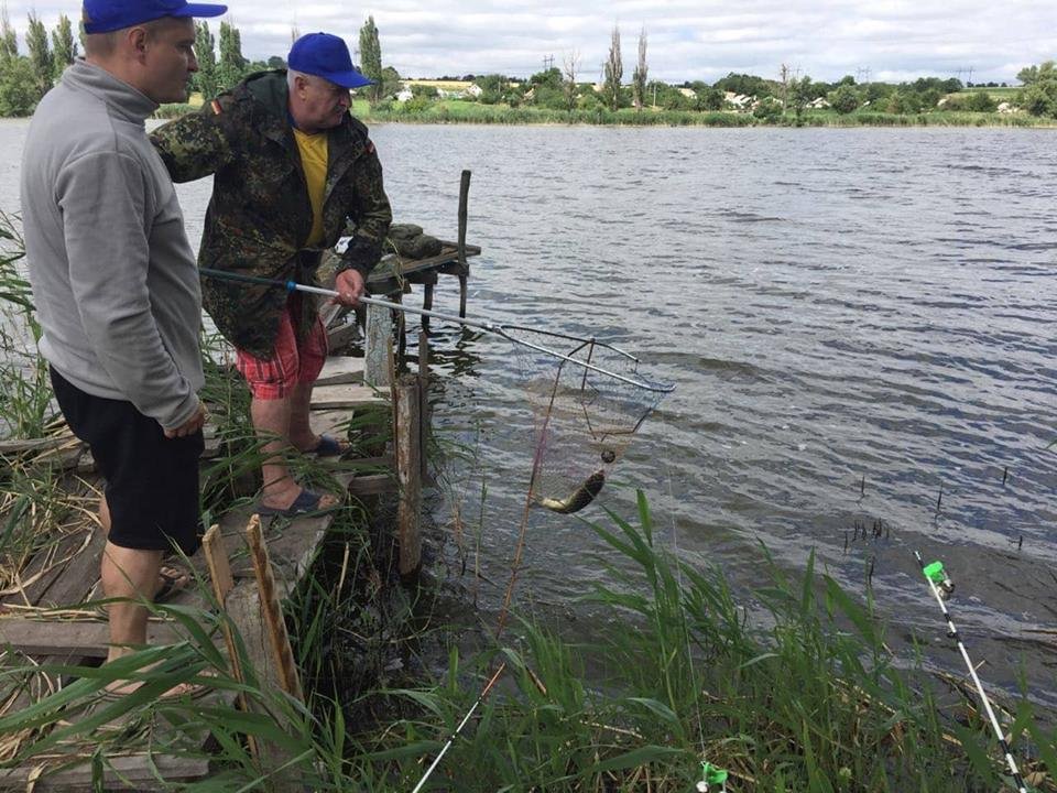 ДнепрОГА организовала для АТОшников и их семей рыбалку на пруду 6